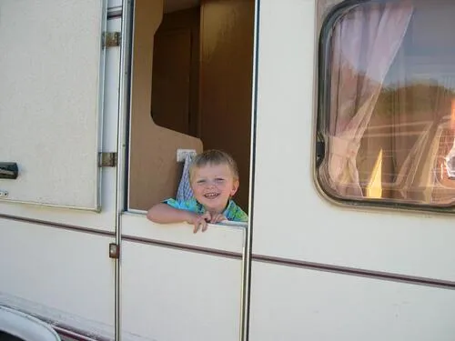 kidInCaravan