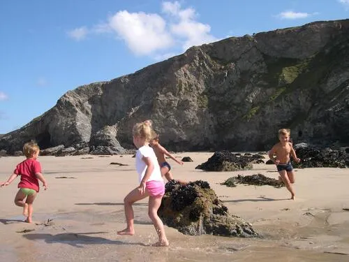 kidsPlayingonsand